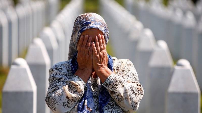 Fotografija: Množično grobišče Potočari blizu Srebrenice že več kot četrt stoletja spominja na pokol več kot 8000 ljudi.
Foto Dado Ruvić/Reuters