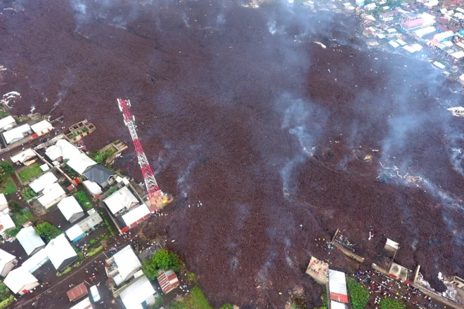 Pogled iz zraka na tok lave med vulkanskim izbruhom gore Nyiragongo blizu Gome. FOTO: Stringer Reuters