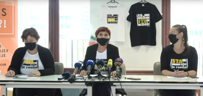 Alenka Potočnik, Petra Lesjak Tušek in Mojca Zorko so se strinjale, da bodo zbrana sredstva STA omogočila premostitev situacije, v kateri agenciji po 145 dnevih vladnega neizplačevanja njenega javnega servisa grozita nelikvidnost in stečaj. Verjamejo v zmago na sodišču, prek katerega terjajo izplačila, a jih skrbijo dolgi postopki. FOTO: Zajem zaslona/STA