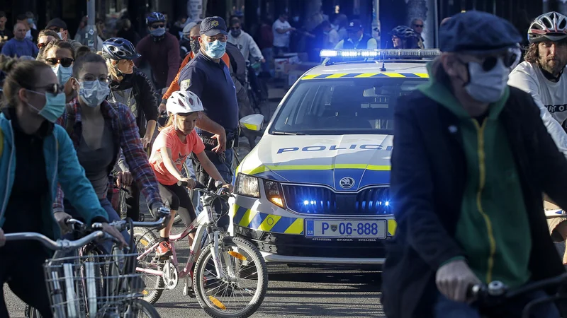 Za policisti je zaradi epidemije težko leto, so poudarili ob predstavitvi letnega poročila. FOTO: Blaž Samec/Delo