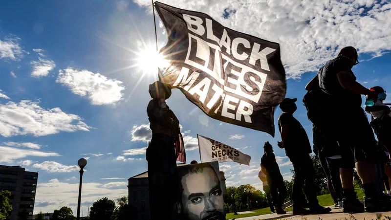 Fotografija: V mnogih ameriških mestih so se včeraj spomnili prve obletnice smrti človeka, ki je z zadnjimi izdihi spremenil Ameriko.
Foto Kerem Yucel/AFP