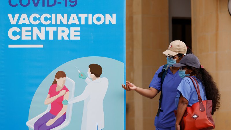 Fotografija: 42 odstotkov odraslih državljanov je dobilo vse odmerke cepiva proti covidu-19. FOTO: Darrin Zammit Lupi/Reuters