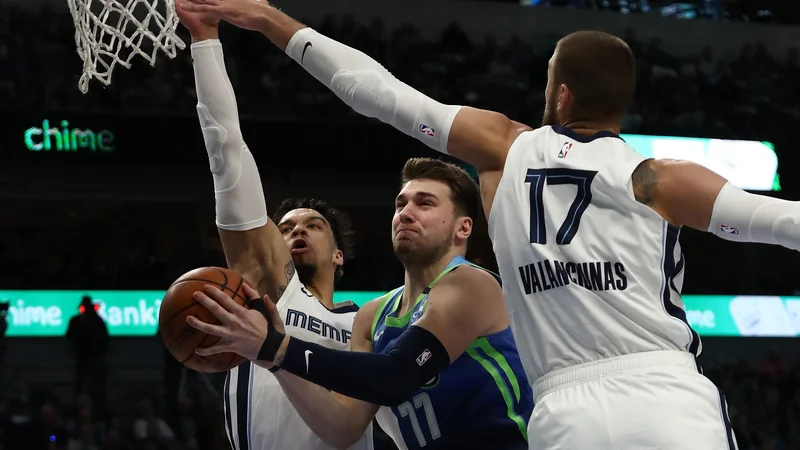 Fotografija: Luka Dončić bi se lahko v finalu kvalifikacijske skupine za OI v Kaunasu znova srečal z Litovcem Jonasom Valančiunasom, centrom moštva Memphis Grizzlies. FOTO: Ronald Martinez/AFP