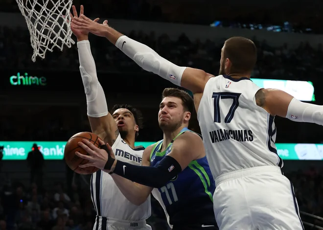Luka Dončić bi se lahko v finalu kvalifikacijske skupine za OI v Kaunasu znova srečal z Litovcem Jonasom Valančiunasom, centrom moštva Memphis Grizzlies. FOTO: Ronald Martinez/AFP