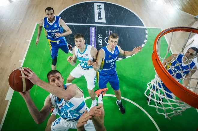 Luka Lapornik (z žogo) je bil pomemben član moštva na poti do EP 2022. FOTO: KZS