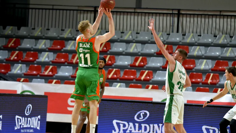 Fotografija: Jaka Blažič (z žogo) in Luka Lapornik (desno) bosta tudi v finalu DP prevzela glavni vlogi. FOTO: Cedevita Olimpija