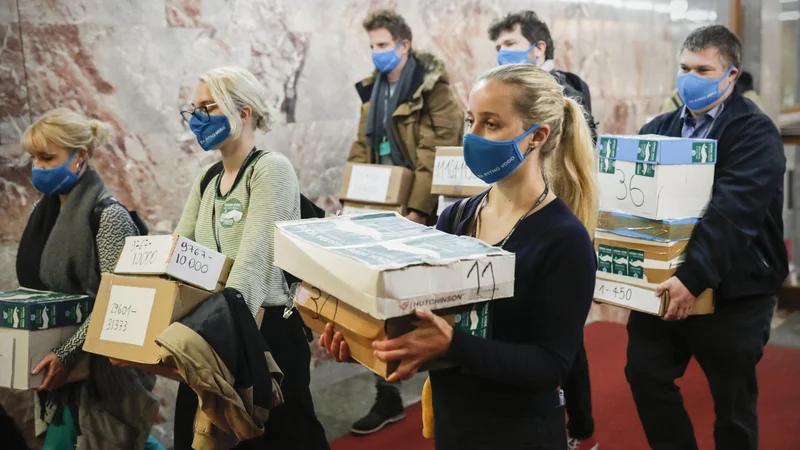 Fotografija: Oddaja podpisov v državnem zboru za razpis referenduma proti zakonu o vodah, v Ljubljani, 19. maja 2021. FOTO: Uroš Hočevar/Delo