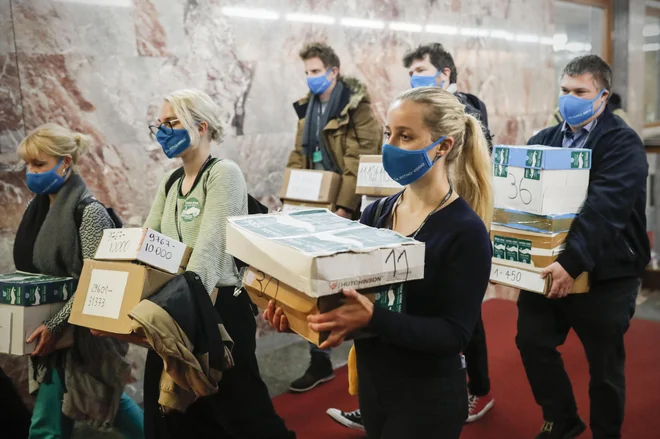 Oddaja podpisov v državnem zboru za razpis referenduma proti&nbsp; zakonu o vodah, v Ljubljani, 19. maja 2021. FOTO:&nbsp; Uroš Hočevar/Delo