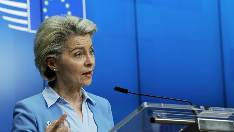 Fotografija: Do konca julija bo po pričakovanjih Ursule von der Leyen 70 odstotkov prebivalcev EU cepljenih z najmanj enim odmerkom. FOTO: Olivier Matthys/Reuters