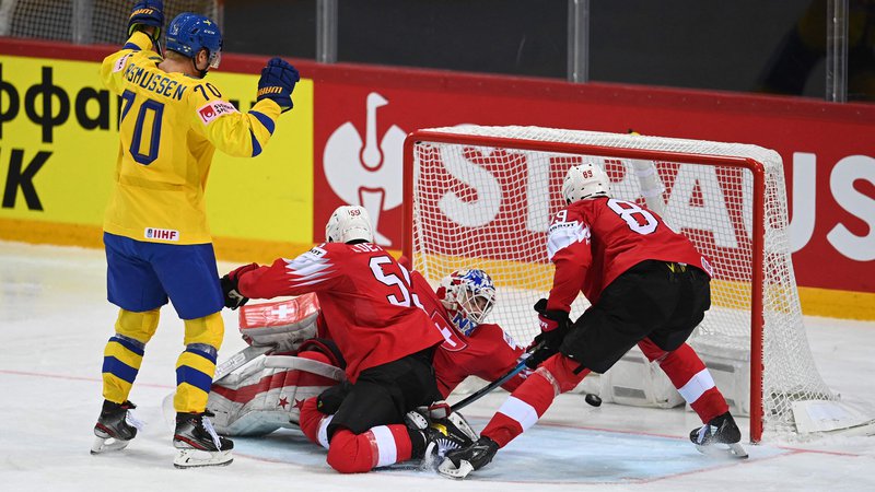 Fotografija: Švedi so visoko premagali Švicarje. FOTO: Gints Ivuskans/AFP