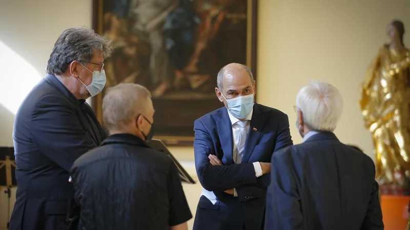 Fotografija: V krog osamosvojiteljev predsednik vlade Janez Janša pripusti le tesne politične sopotnike. FOTO: Jože Suhadolnik/Delo