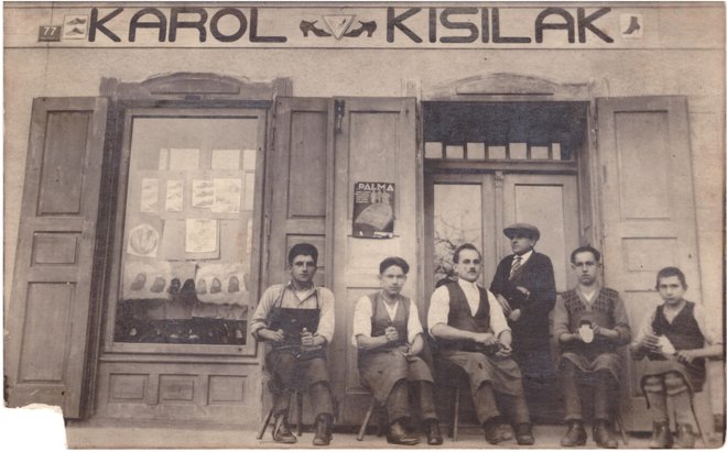 Dedek Karol Kisilak (v temni obleki) s svojimi zaposlenimi pred delavnico v Rogašovcih leta 1931 Foto arhiv družine Kisilak