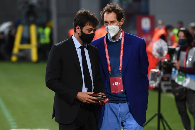 Juventusov predsednik Andrea Agnelli (levo) in bratranec ter prvi mož Fiat Chrysler Automobiles (FCA) John Elkann ne bosta kar tako dovolila sramotitve "stare dame". FOTO: Matteo Gribaudi/AFP