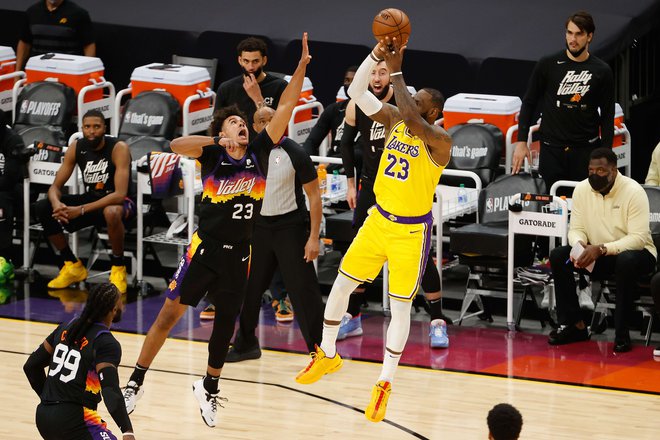LeBron James in Los Angeles Lakers so dosegli, kar so želeli, vsaj eno zmago na gostovanju v Phoenixu. FOTO: Christian Petersen/AFPfp