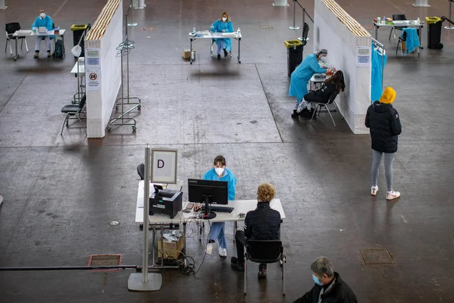 Epidemija pojenjuje, prihodnji teden bo v državi predvidoma razglašena zelena faza. FOTO: Voranc Vogel/Delo