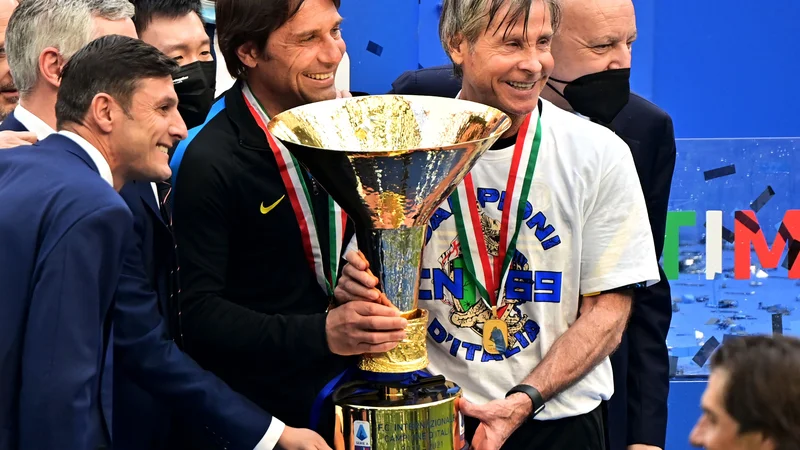 Fotografija: Antonio Conte (v sredini) se je še pred dnevi z navijači in vodstvom kluba veselil »scudetta«, zdaj se že poslavlja od Interja. FOTO: Miguel Medina/AFP