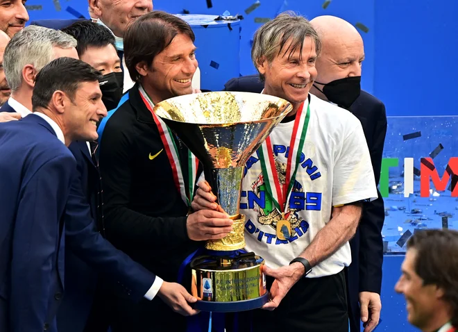 Antonio Conte (v sredini) se je še pred dnevi z navijači in vodstvom kluba veselil &raquo;scudetta&laquo;, zdaj se že poslavlja od Interja. FOTO: Miguel Medina/AFP
