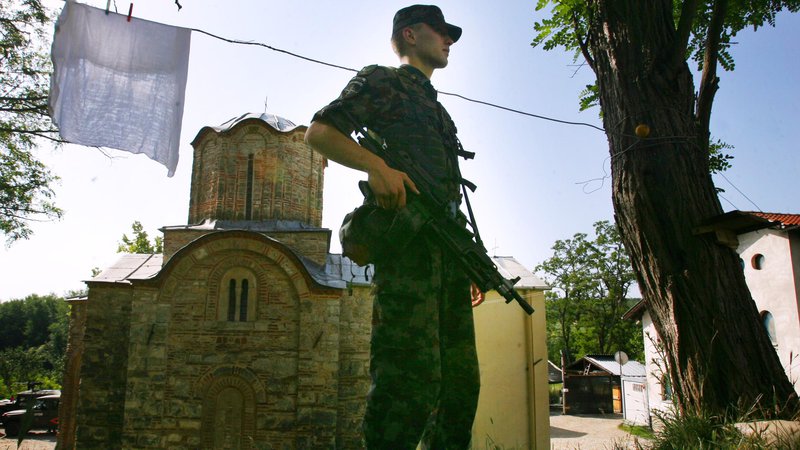 Fotografija: Slovenski vojaki že skoraj dve desetletji na Kosovu pomagajo pri varovanju pravoslavnih sakralnih objektov. Foto Matej Družnik