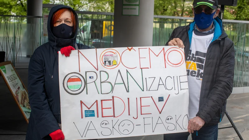 Fotografija: Protestno sporočilo vladi ob novinarski konferenci STA v začetku maja. FOTO: Voranc Vogel/Delo