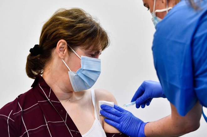 Država med čakanjem na odgovor iz previdnosti prekinja cepljenje s cepivom proizvajalca Janssen pri mlajših od 41 let – enaka omejitev v Belgiji že velja za cepivo AstraZenece. FOTO: Pau Barrena/AFP