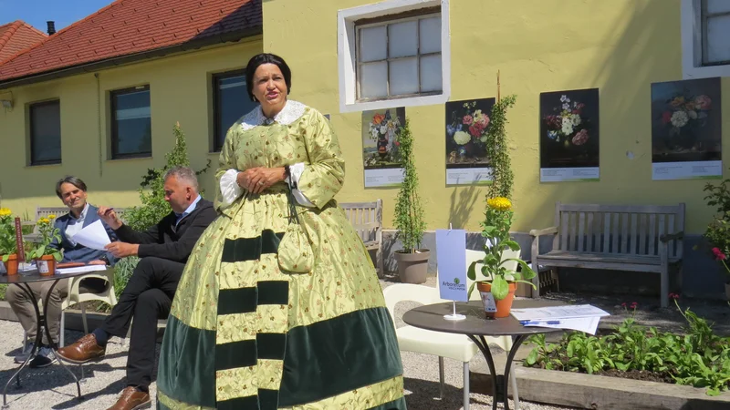 Fotografija: Grofica Marija Auersperg Attems med svojimi tlačani v Arboretumu. FOTO: Bojan Rajšek/Delo