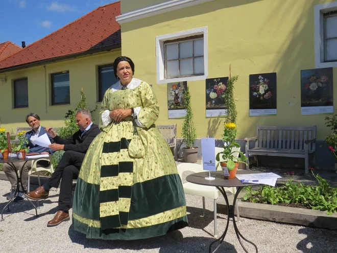 Grofica Marija Auersperg Attems med svojimi tlačani v Arboretumu. FOTO: Bojan Rajšek/Delo