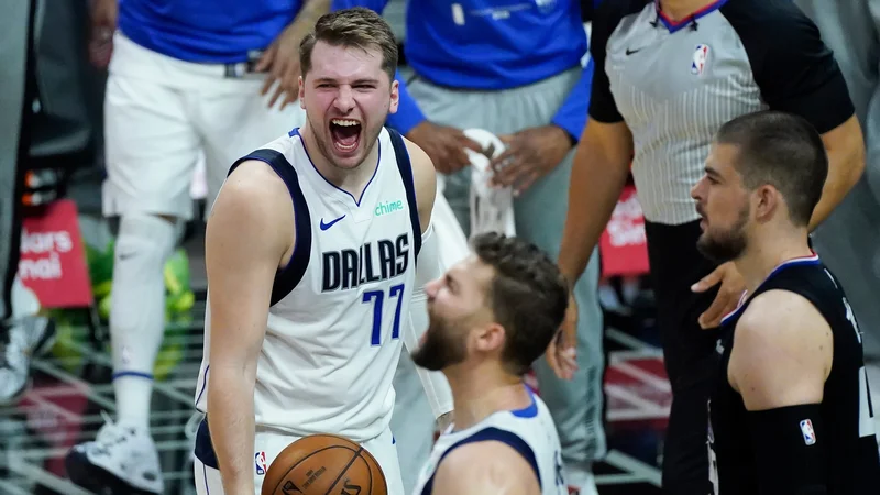 Fotografija: Luka Dončić je s soigralci proslavil še eno pomembno zmago. FOTO: Robert Hanashiro/USA Today Sports