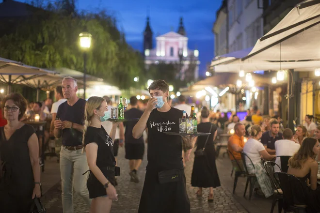 Uveljavitev digitalnega zelenega potrdila bo verjetno operativno sredi junija, kar bo sovpadalo s koncem formalne epidemije. »Odtlej lahko pričakujemo povratek v normalnost, vsaj takšno, kot smo jo pričakovali in imeli lansko poletje,« je dejal Janša. FOTO: Jure Eržen/Delo