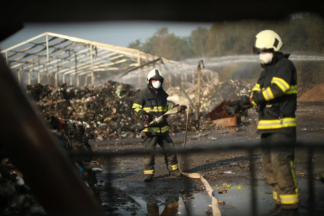 Zagotavljali bodo minimum delovnega procesa, s katerim bodo zagotavljali varnost ljudi in premoženja. Se bo pa prekinilo redno delo v gasilskih zavodih. Delo bo potekalo v obsegu in na način, kot je običajen v času dežurstva, ob dela prostih dneh. FOTO: Jure Eržen/Delo