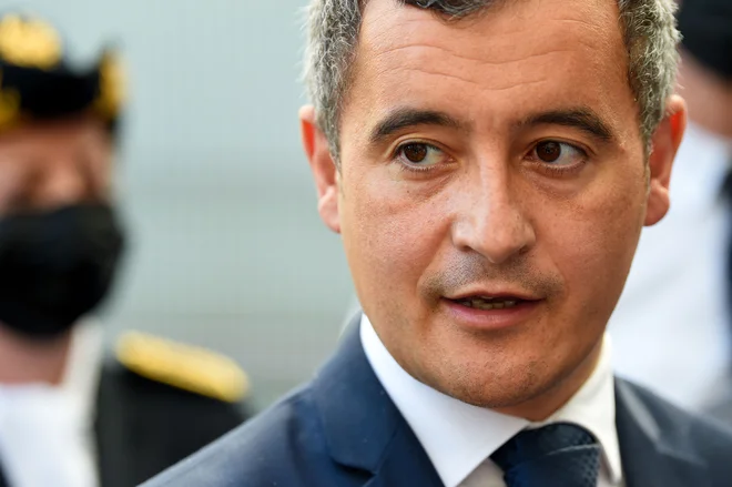 Francoski notranji minister Gérald Darmanin podpira policiste.<br />
FOTO: Nicolas Tucat/AFP