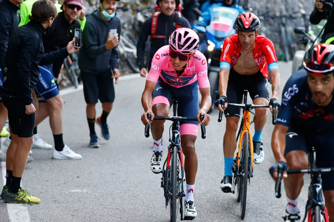 Egan Bernal trdno drži rožnato majico. FOTO: Luca Bettini/AFP