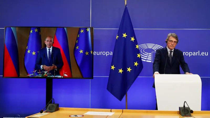 Fotografija: Med ključnimi temami na pogovorih premiera Janeza Janše s predsednikom evropskega parlamenta Davidom Sassolijem je bilo tudi okrevanje po pandemiji covida-19. FOTO: Johanna Geron/Reuters