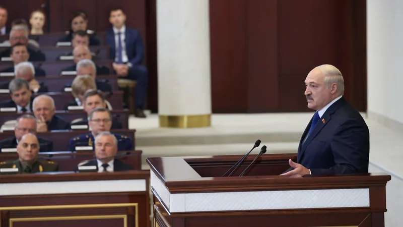 Fotografija: Po valu ogorčenja, ki ga je po svetu povzročila preusmeritev potniškega letala nad Belorusijo, je beloruski predsednik Aleksander Lukašenko danes dejal, da so napadi na njegovo državo prestopili skrajno mejo. FOTO: Maksim Guček/Reuters