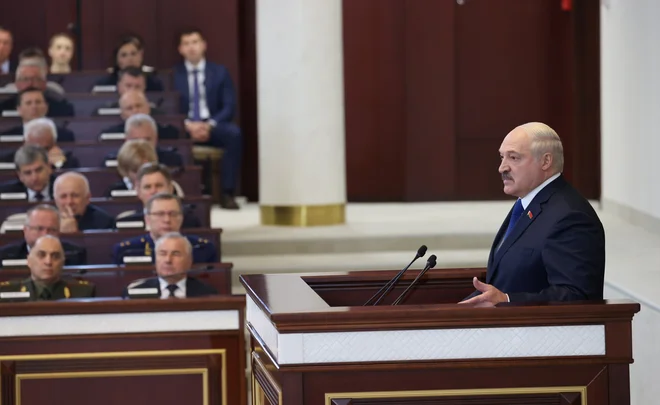 Po valu ogorčenja, ki ga je po svetu povzročila preusmeritev potniškega letala nad Belorusijo, je beloruski predsednik Aleksander Lukašenko danes&nbsp; dejal, da so napadi na njegovo državo prestopili skrajno mejo. FOTO: Maksim Guček/Reuters