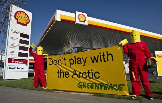 Tudi Greenpeace opozarja na Shellov negativni vpliv na okolje. FOTO: Martin Bernetti/AFP
