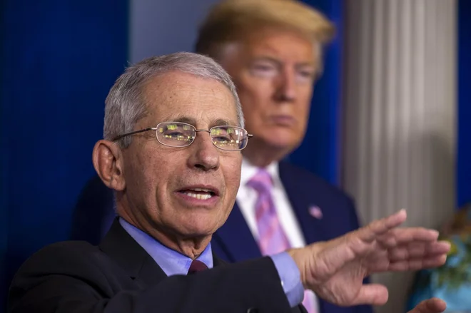 Prejšnji predsednik Donald Trump z vrhovnim strokovnjakom za nalezljive bolezni dr. Anthonyjem Faucijem. Foto Profimedia