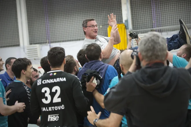 Trener Zoran Jovičić se je znašel na rokah igralcev. FOTO: Jure Eržen