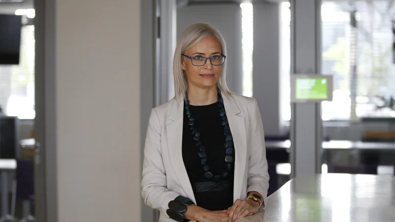 Fotografija: S tehnologijami, kot so omrežja 4G NB-IoT in LTE-M, že danes omogočamo sodobne poslovne modele, ki jih željno pričakujejo podjetja, ki čakajo na omrežja 5G, pravi Marjana Senčar Srdič, vodja tehnologij interneta stvari in inovacij v podjetju A1 Slovenija. FOTO: Matej Družnik/Delo