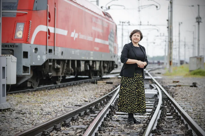 Direktorica tovornega prometa Slovenskih železnic ne poudarja le potrebe po posodbitvi, ampak tudi pomen usposobljenega kadra. FOTO: Uroš Hočevar/Delo