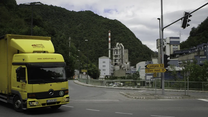 Fotografija: Lafarge Cement, ki so ga zamrznili leta 2015, načrtuje proizvodnjo cementa z dnevno zmogljivostjo 1920 ton. FOTO: Jože Suhadolnik/Delo