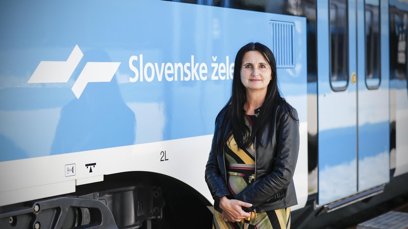 Fotografija: Darja Kocjan, direktorica potniškega prometa Slovenskih železnic, med predstavitvijo nove garniture dvonadstropnega potniškega vlaka. FOTO: Uroš Hočevar/Delo