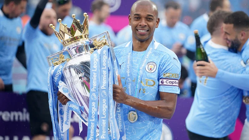 Fotografija: Fernandinhu, ki je kot kapetan popeljal Manchester City do novega naslova angleških prvakov, se pojutrišnjem ponuja lepa priložnost, da s soigralci osvoji še lovoriko v ligi prvakov. FOTO: Dave Thompson/Reuters