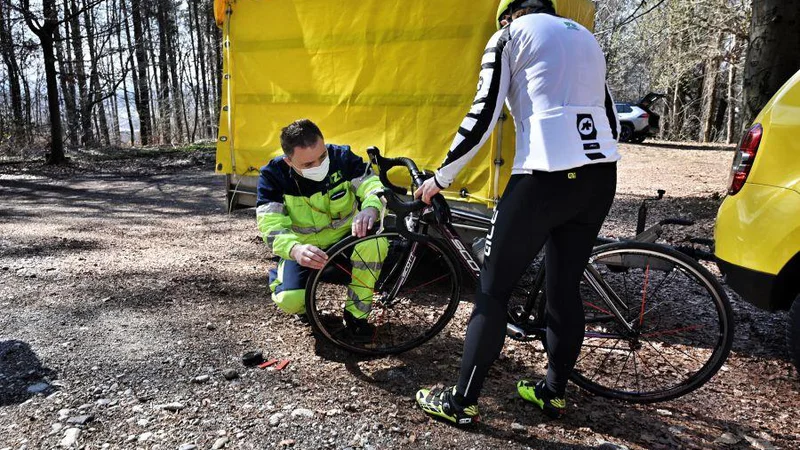 Fotografija: AMZS pomoč na cesti ponuja tudi kolesarjem. FOTO: Arhiv AMZS