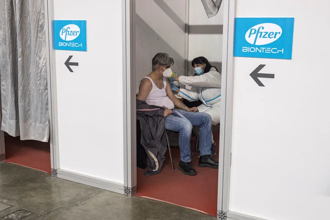 Pfizer se dogovarja glede potrditve cepiva v Indiji – prve odmerke bi tamkajšnje prebivalstvo lahko prejelo med julijem in oktobrom tega leta. FOTO: Marko Djurica/Reuters
