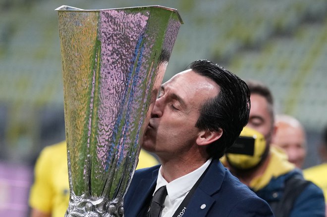Unai Emery je že četrtič poljubil veliki pokal evropske lige. FOTO: Michael Sohn/AFP