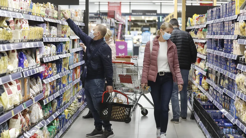 Fotografija: Epidemija je tako lani kot letos vplivala na poslovanje Mercatorja, a se vplivi razlikujejo. FOTO: Leon Vidic/Delo