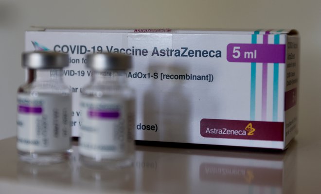 Raziskovalci so v cepivu AstraZenece odkrili nečistoče z beljakovinami. FOTO: Leonhard Foeger/Reuters