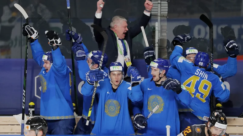Kazahstanska hokejska reprezentanca je uspešnica letošnjega šampionata v Latviji. FOTO: Vasily Fedosenko/Reuters