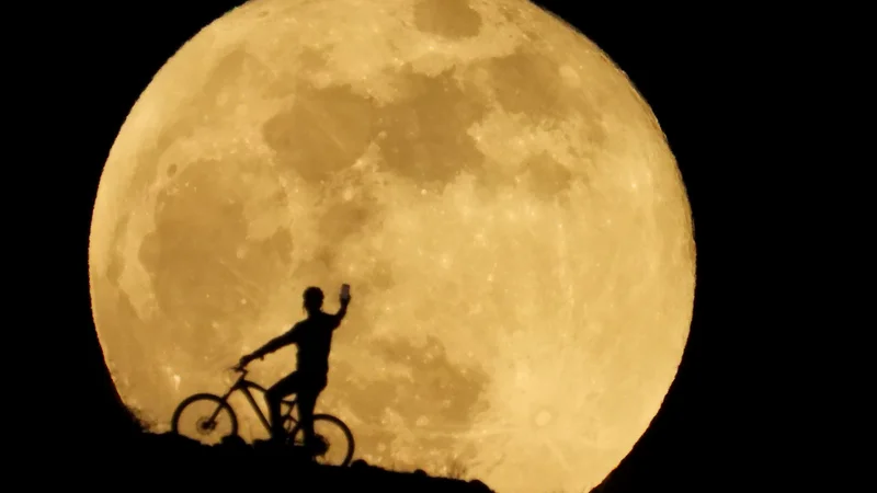 Fotografija: Na nebu smo lahko opazovali neverjeten pojav super lune. Luna je bila videti večja, svetlejša in bolj rdeča kot običajno, saj je v nekaterih delih sveta prišlo do sočasnega pojava super lune in luninega mrka. Ko pride najbližje Zemlji luna izgleda približno 17 odstotkov večja in 30 odstotkov svetlejša od najslabše Lune v letu, ko je v svoji orbiti najbolj oddaljena od Zemlje. FOTO: Borja Suarez/Reuters
