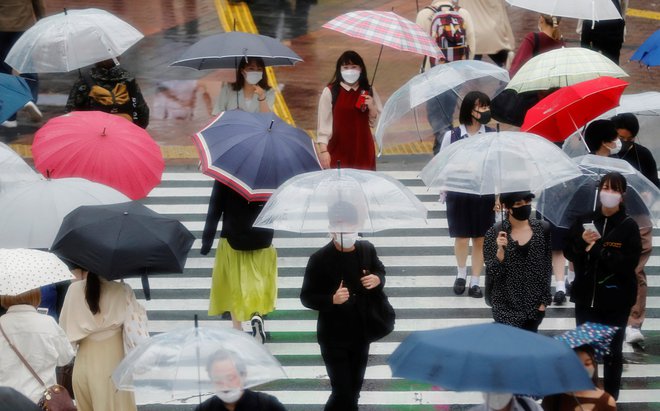 Od začetka pandemije covida-19, tako obsežnega srečanja ljudi iz vseh vetrov, kot so tokijske olimpijske igre, še ni bilo, opozarjajo japonski zdravniki. FOTO: Kim Kjung Hun/Reuters